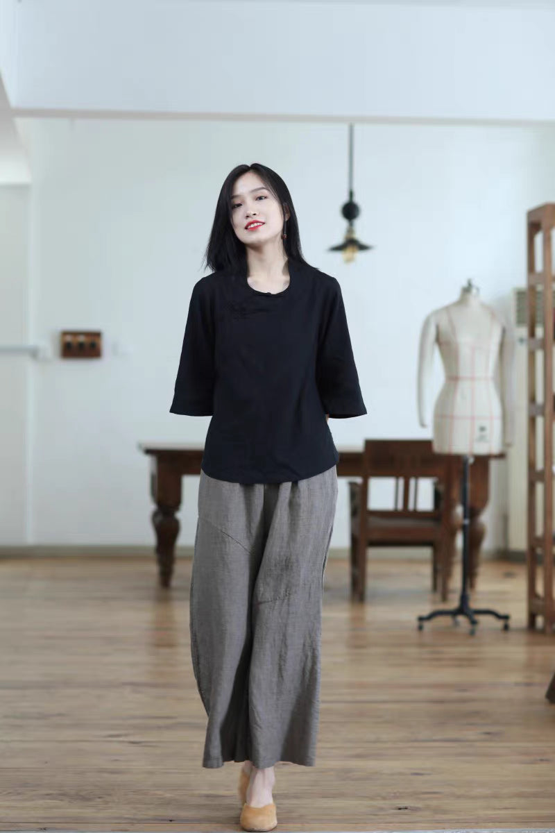 Curved Crew Neck Pankou Cheongsam Top in Black
