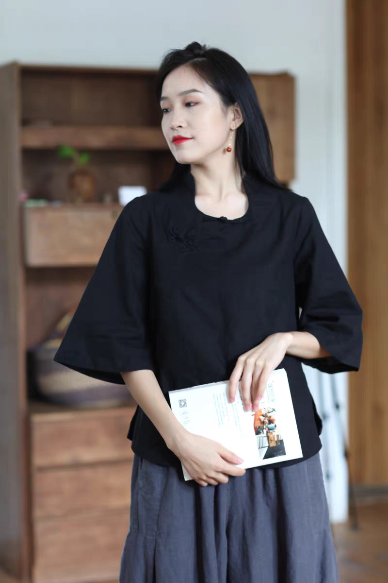 Curved Crew Neck Pankou Cheongsam Top in Black