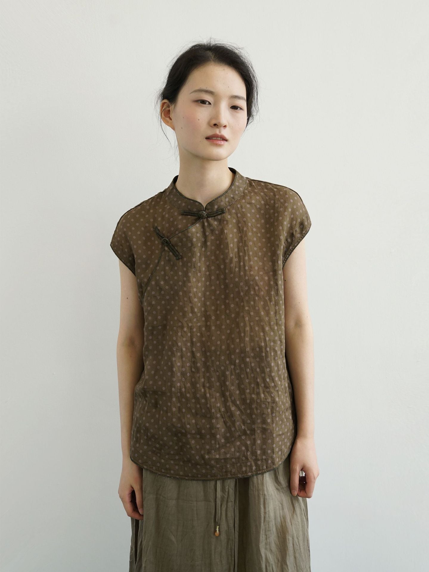 Polka Dot Cap Sleeve Cheongsam Top in Brown