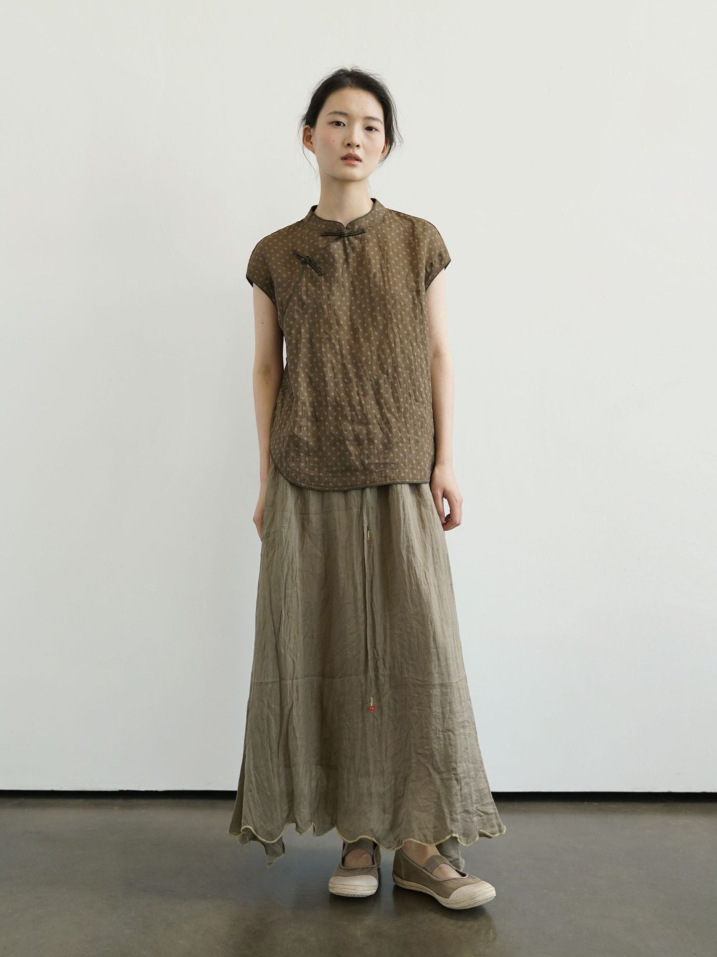 Polka Dot Cap Sleeve Cheongsam Top in Brown
