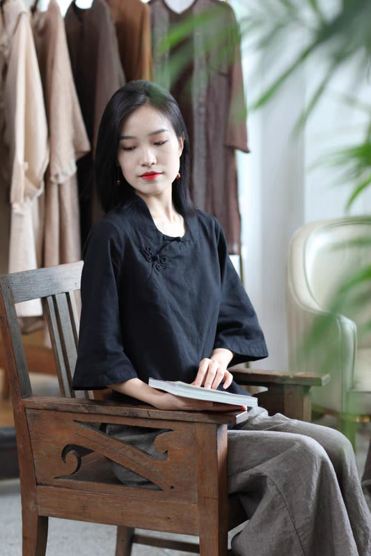 Curved Crew Neck Pankou Cheongsam Top in Black